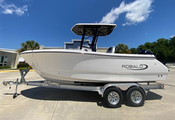 2025 Robalo R230 Solid White Boat